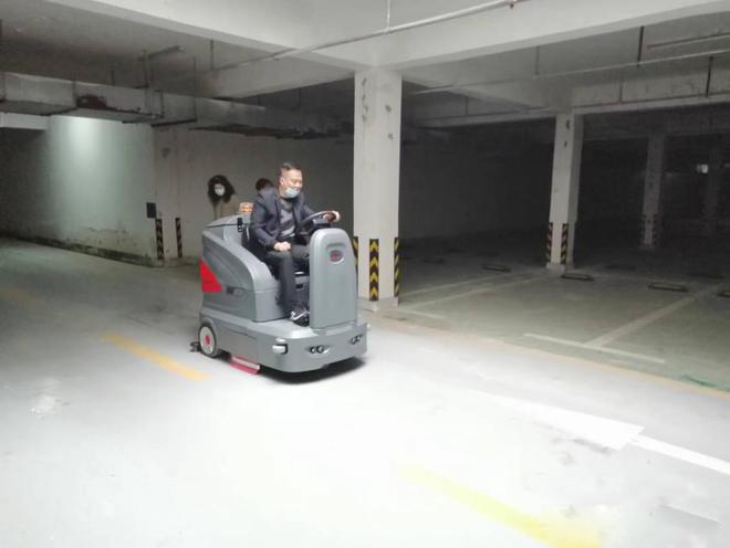 台南小区物业保洁不用人力改用驾驶式洗地机了